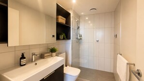 Toilet paper - Metropolitan Luxe | Balcony with Skyline Views (Brisbane City)