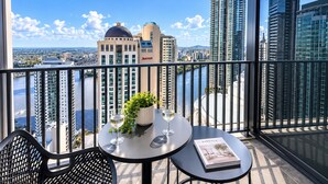 Outdoor dining - Metropolitan Luxe | Balcony with Skyline Views (Brisbane City)