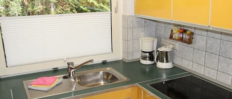 Réfrigérateur, plaque de cuisson, tables à manger
