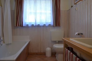 Bathroom - House Neuer Weg, holiday apartment 1 (left) (Ostseebad Sellin)