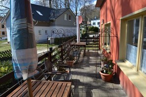 Outdoor dining - House Neuer Weg, holiday apartment 1 (left) (Ostseebad Sellin)