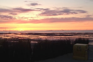 A sunset over a flat landscape with a mailbox in the foreground. - Holiday apartment with 1 bedroom (Cuxhaven)