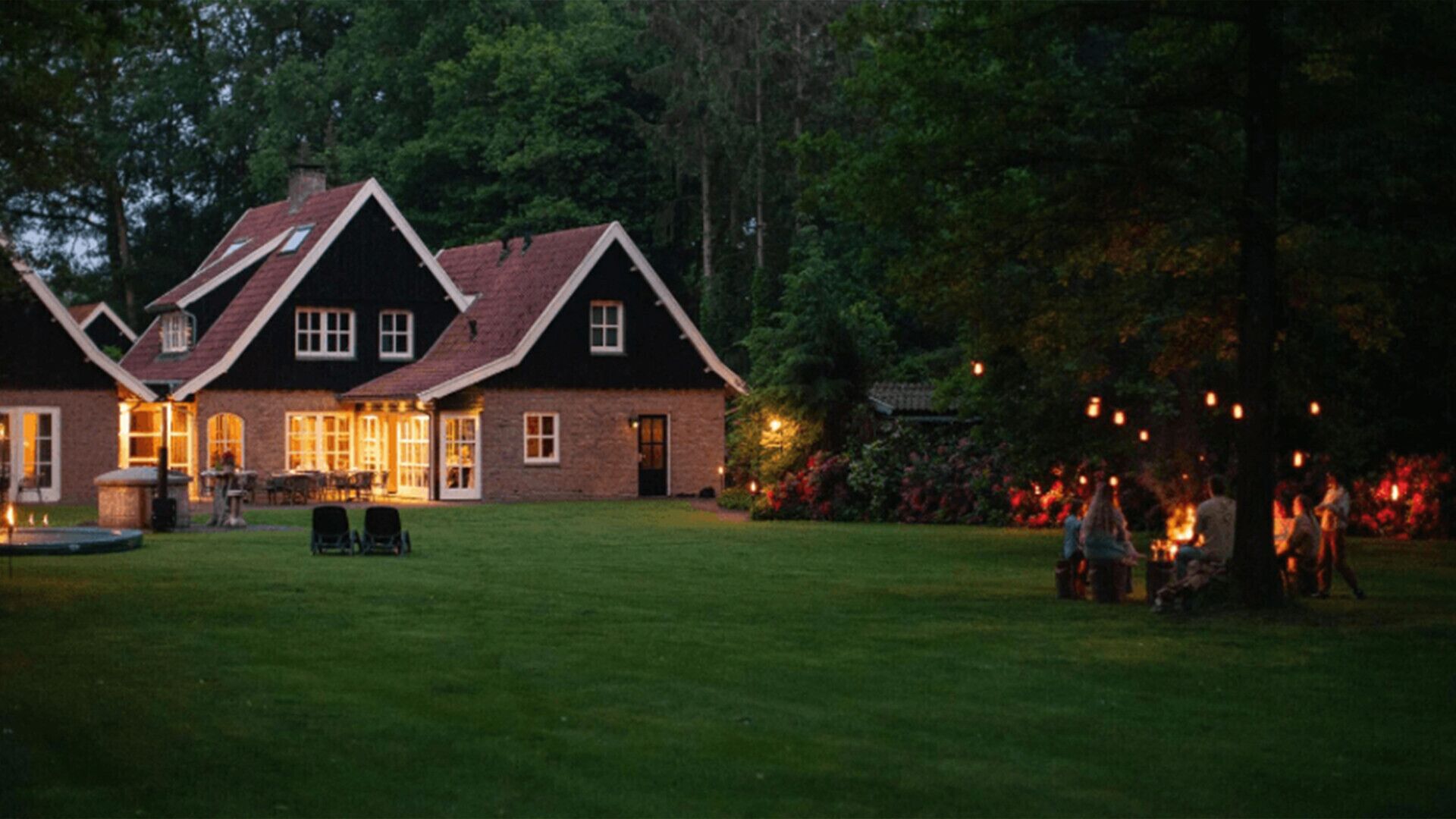 Een ruim huis met een verzorgd gazon en een terras.