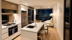 Private kitchen - Elevated Elegance - Scenic Views in level 17 (Brisbane City)