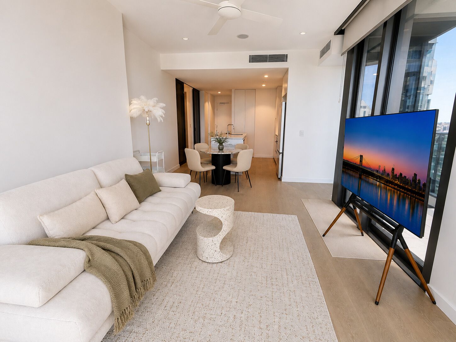 Elevated Elegance - Scenic Views In Level 17 W/parking - Newstead
