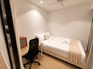 Ein Schlafzimmer mit einem Bett, einem Schreibtisch und einem Stuhl.