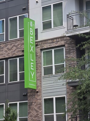 A multi-story building with a green sign reading 'BEXLEY SUMMERHILL.' - Summerhill ATL Gem Walk to Stadium, Bars & Dining (Atlanta)