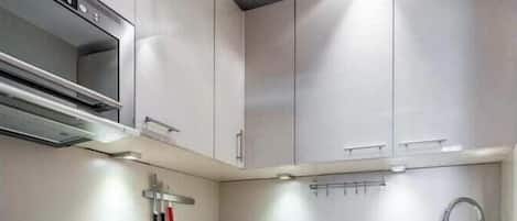 Coffee/tea maker, fridge, microwave, oven