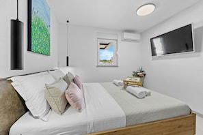 Een strijkplank/strijkijzer, wifi, beddengoed
