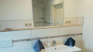 Bathroom - Holiday apartment with 1 bedroom (Maasholm)