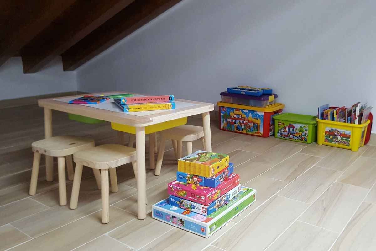 Apartment | Living area | 32-inch flat-screen TV with digital channels, table tennis
