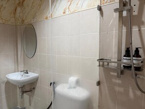 Standard Double Room | Bathroom - The Sense (Tambon Patong)