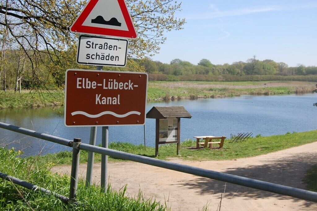 Schild, das einen Kanal und eine Straßenkreuzung kennzeichnet.