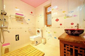 Phòng đôi Deluxe, ban công, quang cảnh sân vườn | Phòng tắm | Máy sấy tóc, khăn tắm, xà phòng 