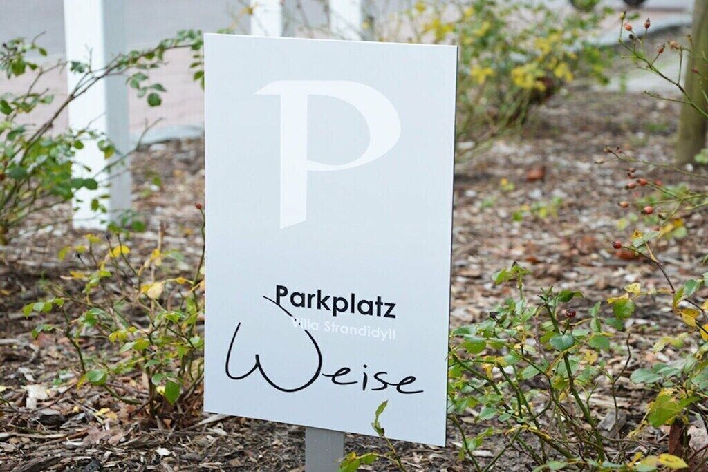 Ein Schild mit einem großen Buchstaben 'P' und den Wörtern 'Parkplatz' und 'Weise', das einen Parkplatz kennzeichnet.