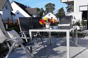 Outdoor dining - Holiday apartment in Glowe with swimming pool (Glowe)
