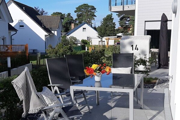 Outdoor dining - Holiday apartment in Glowe with swimming pool (Glowe)