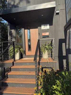 Un edificio moderno con una scala che conduce a una porta con l'indicazione '511 South Anita St'.