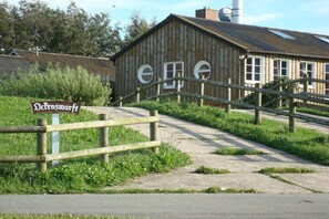 Ein Holzgebäude mit einem Schild, auf dem 'Odlensmorf' steht.