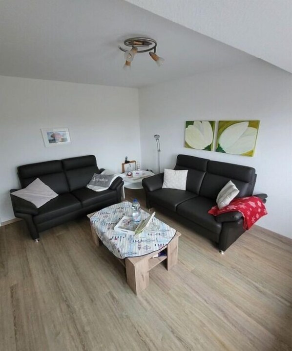 Living area - Holiday apartment with 2 bedrooms (Greetsiel \/ Krummhörn)