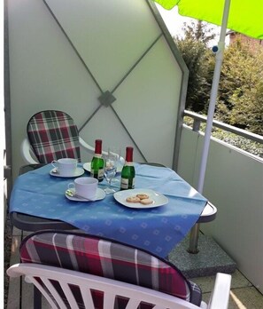 Outdoor dining - Holiday apartment with 2 bedrooms (Greetsiel \/ Krummhörn)