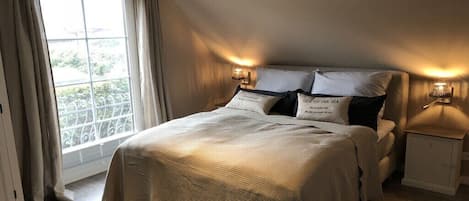 Tabla de planchar con plancha, wifi gratis y ropa de cama