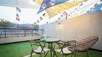 Luxury Studio Suite, Mountain View | Outdoor dining