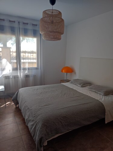A house for 10 people in a natural setting, just a stone's throw from the city.