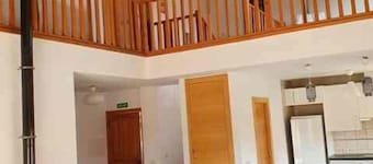 A house for 10 people in a natural setting, just a stone's throw from the city.