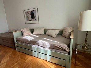 A bed with a headboard, a bedside table with a lamp, and a framed picture on the wall. - Villa Franz Josef 04 (Heringsdorf)