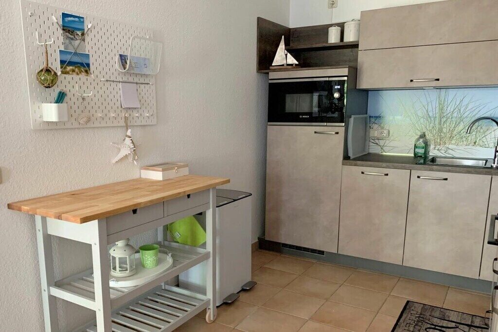 Cafetera y tetera, refrigerador, microondas y horno 