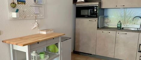 Cafetera y tetera, refrigerador, microondas y horno