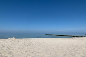 A beach with a wooden jetty extending into the water. - Park Residence at Hafen 11 - "MeerZeit" (Seeheilbad Zingst)