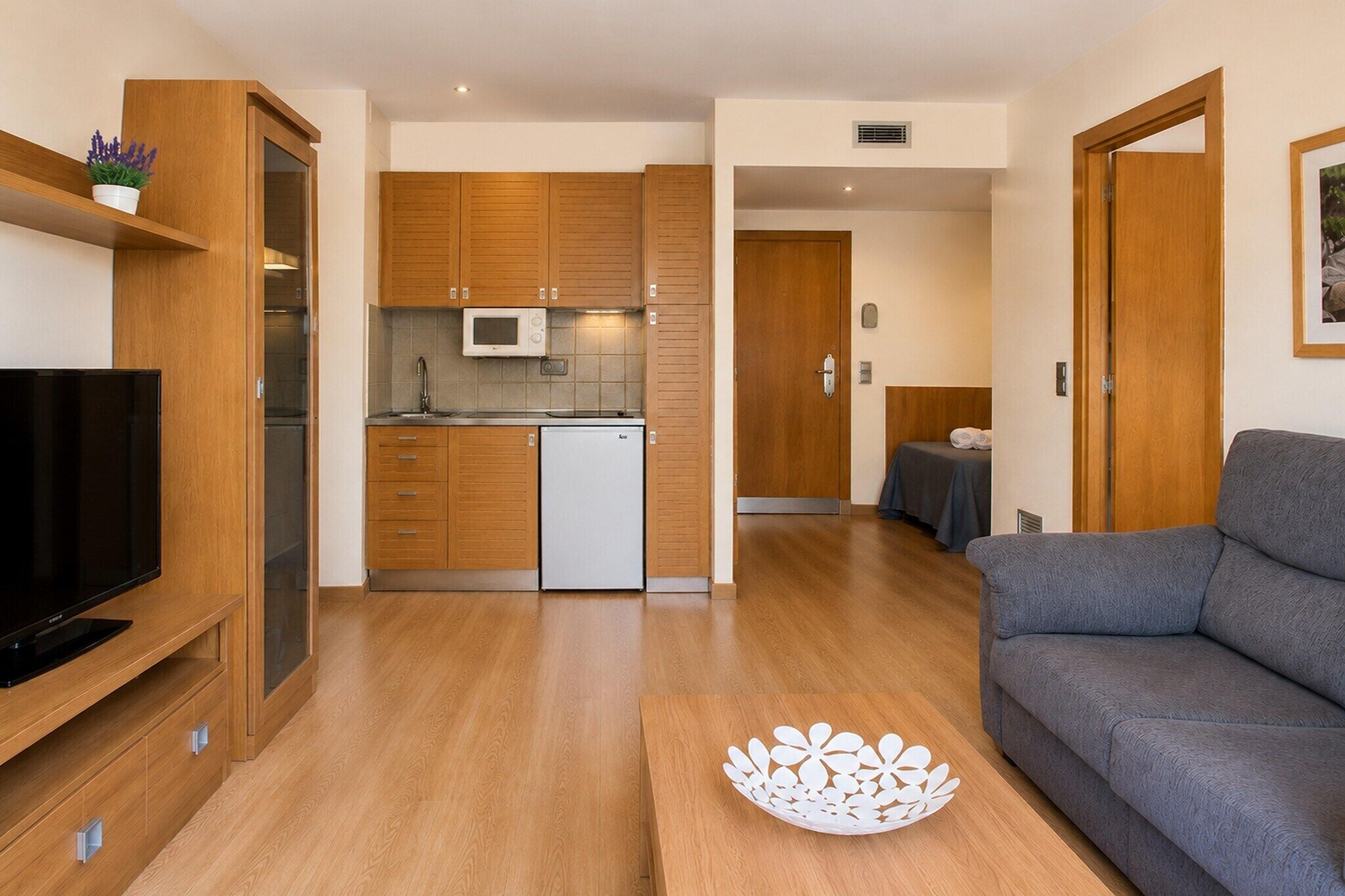 Un appartement moderne comprenant un salon, une cuisine et une chambre.