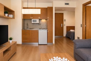 Een moderne keuken met houten kastjes, een ingebouwde magnetron en een vaatwasser.