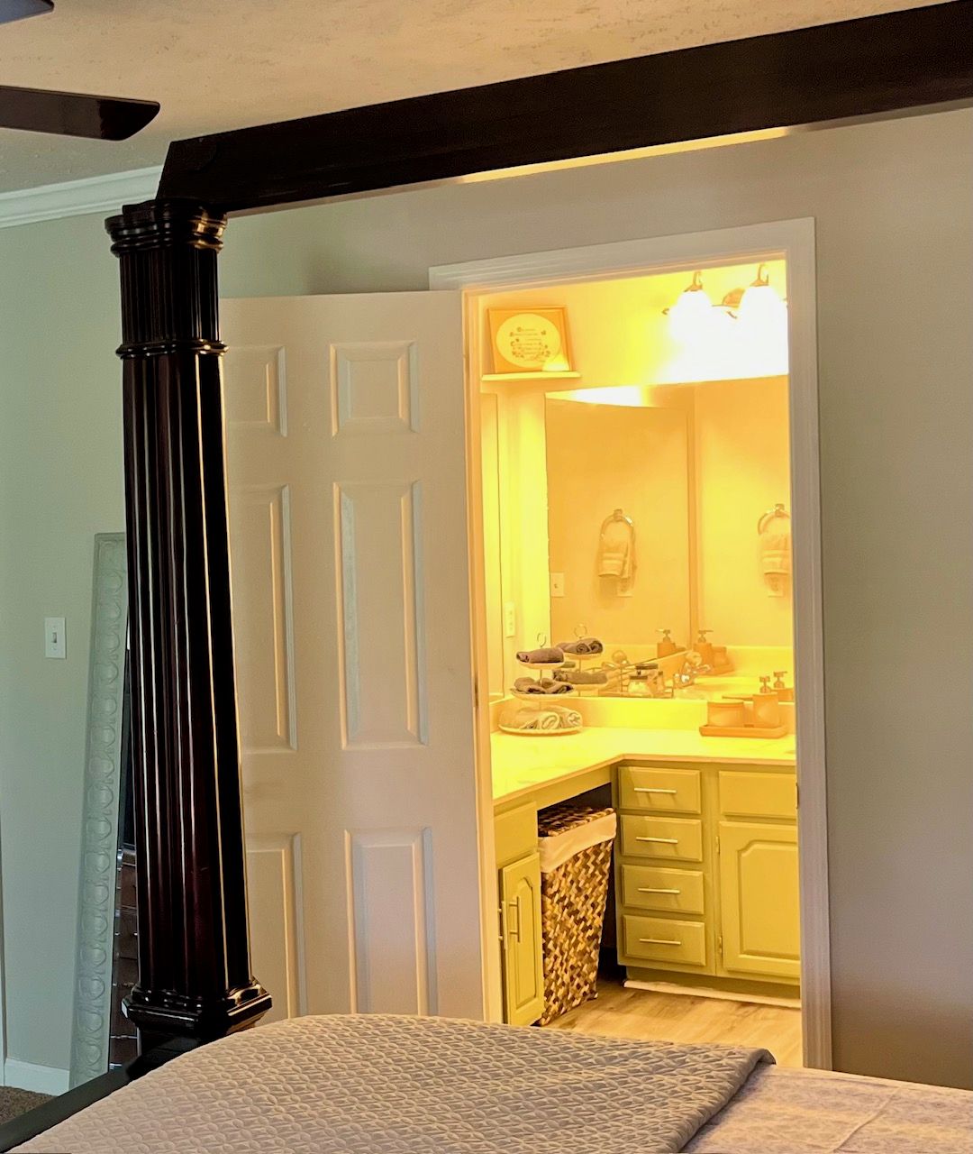 3 bedrooms, desk, iron/ironing board, WiFi (free)