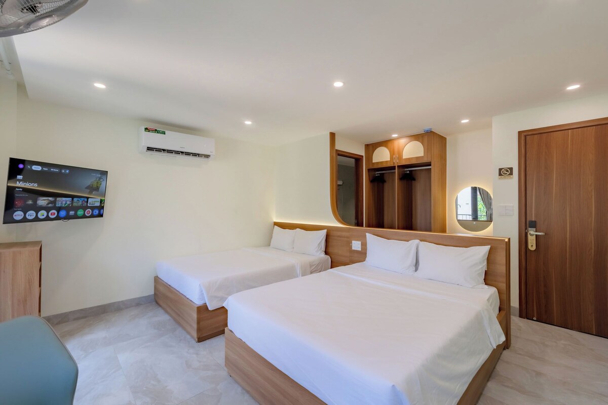 Kamar Triple Keluarga, balkon, pemandangan kota | Meja kerja dan Wi-Fi gratis