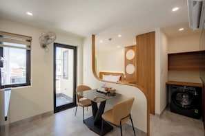 Apartemen Basic, balkon, pemandangan kota | Tempat makan