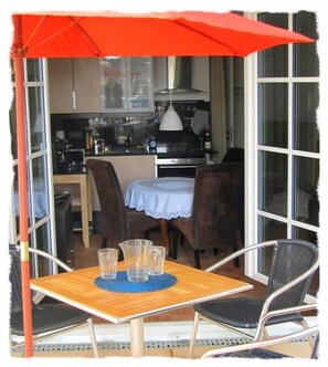 Outdoor dining - Beachfront apartment with pool (Baabe)