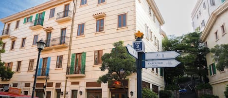 Un edificio de varios pisos con un cartel que indica 'KHU 2' y 'La Festa'.