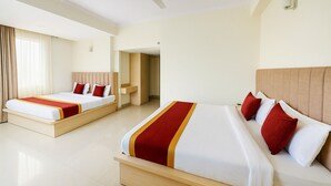 Habitación cuádruple familiar, vista a la colina | Tabla de planchar con plancha y wifi gratis 