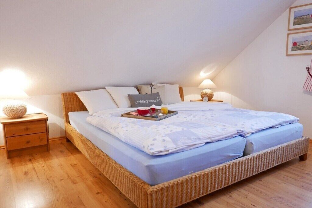 Travel crib, WiFi (free), bed sheets