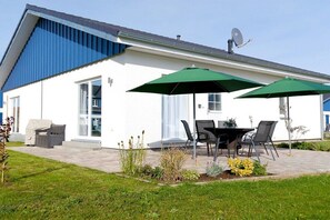 Outdoor dining - Holiday home in Altefähr with swimming pool (Altefähr)