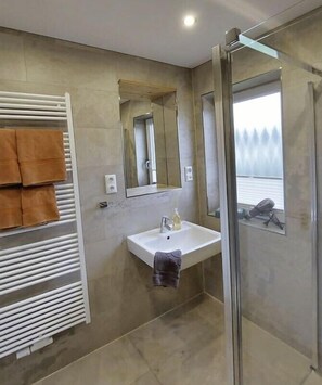 Bathroom - Holiday home in Altefähr with swimming pool (Altefähr)