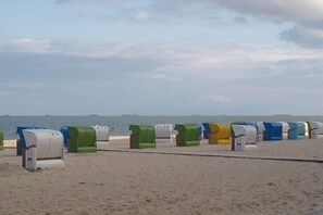 Een strand met rijen genummerde strandstoelen.