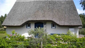 Unclassified image, 3 of 12, button - Thatched-roof house on Hiddensee (Seebad Hiddensee)