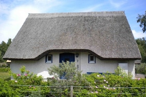 Exterior - Thatched-roof house on Hiddensee (Seebad Hiddensee)