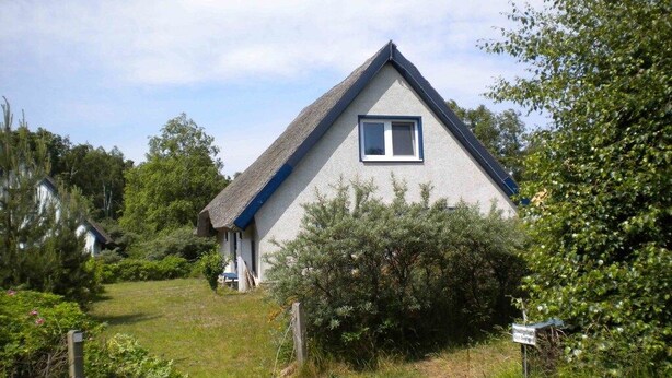 Unclassified image, 1 of 12, button - Thatched-roof house on Hiddensee (Seebad Hiddensee)