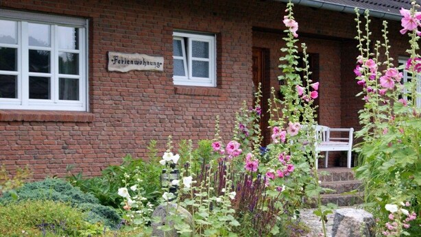 A brick building with a sign that reads 'Ferienwohnung.' - Holiday apartment on the Flensburg Fjord (Westerholz)