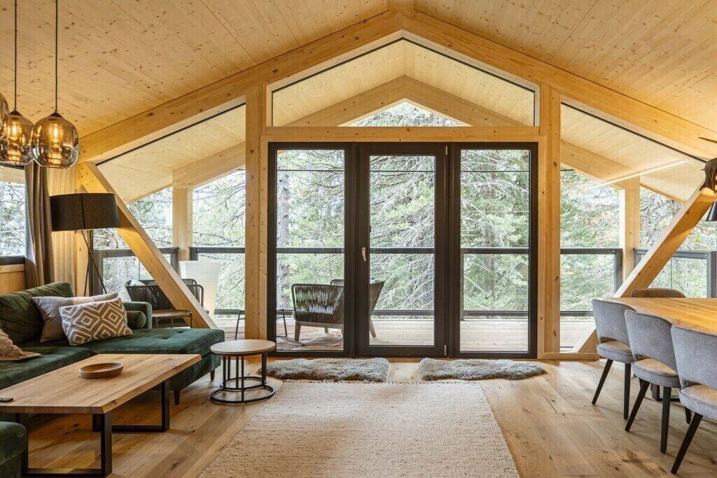 Een ruime loftkamer met hoge plafonds, grote ramen en een gezellige zithoek.